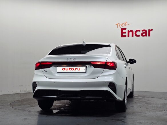 2022 Kia K3 II Рестайлинг, белый, 1720000 рублей - вид 3