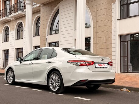 2020 Toyota Camry VIII (XV70), белый, 2749999 рублей, вид 4