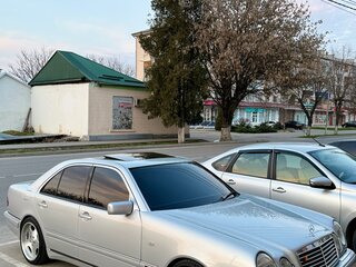 1998 Mercedes-Benz E-Класс 320 II (W210, S210), серебристый, 1400000 рублей, вид 1