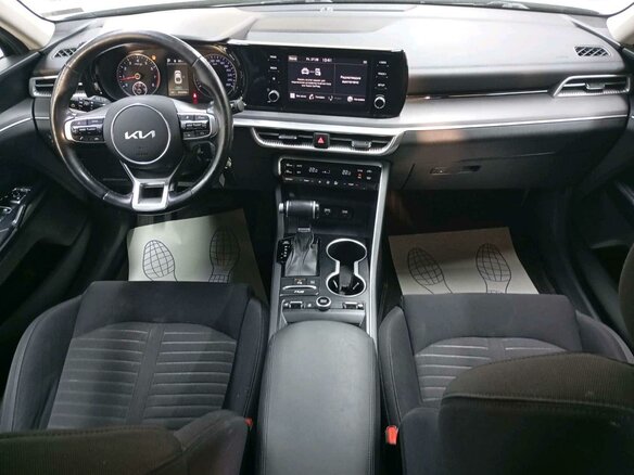 2021 Kia K5 III, чёрный, 1605000 рублей - вид 4