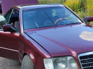 1996 Mercedes-Benz E-Класс 220 I (W124), пурпурный, 730000 рублей, вид 3