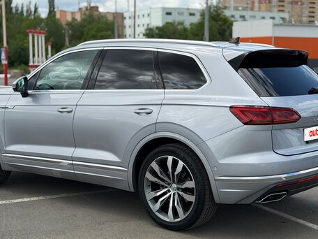 2019 Volkswagen Touareg III, серебристый, 3500000 рублей, вид 3