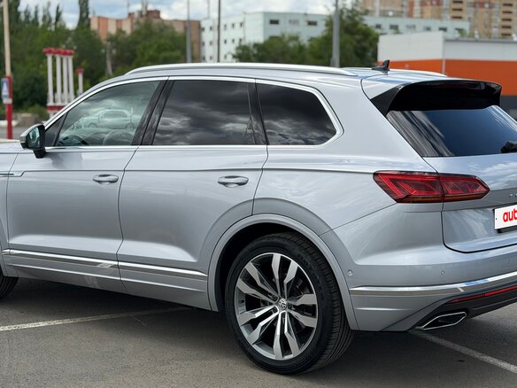 2019 Volkswagen Touareg III, серебристый, 3500000 рублей - вид 3