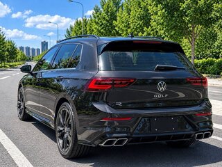 2023 Volkswagen Golf VIII, чёрный, 2220000 рублей, вид 3