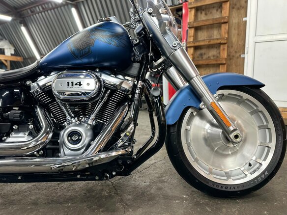 2018 Harley-Davidson Fat Boy, синий, 1990000 рублей - вид 19