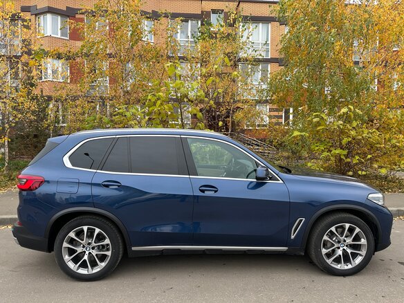 2019 BMW X5 40i IV (G05/G18), синий, 3798000 рублей - вид 2