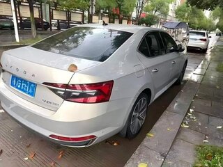 2022 Skoda Superb III Рестайлинг, серебристый, 2090000 рублей, вид 3