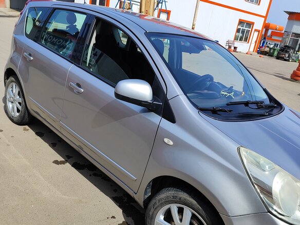 2011 Nissan Note I Рестайлинг, серебристый, 620000 рублей - вид 1