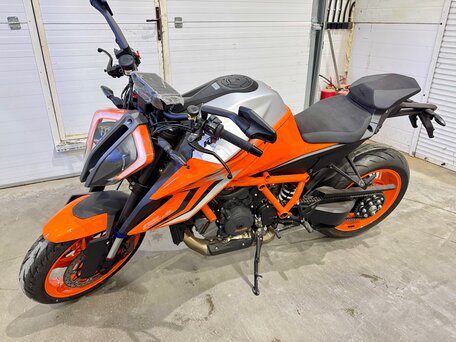 2022 KTM 1290 Super Duke R, оранжевый, 1599000 рублей, вид 4