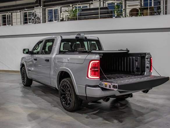 2026 Ram 1500 Crew Cab eTorque V Рестайлинг, серебристый, 11300000 рублей - вид 8