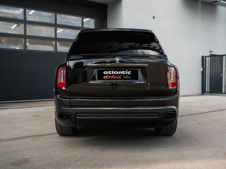 2023 Rolls-Royce Cullinan Black Badge I (Series I), чёрный, 35040000 рублей, вид 3