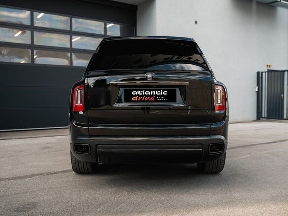 2023 Rolls-Royce Cullinan Black Badge I (Series I), чёрный, 36890000 рублей - вид 2