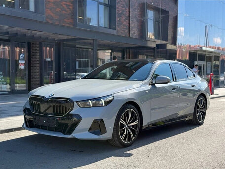 2025 BMW 5 серии 530i xDrive VIII (G60/G61/G68), белый, 7490000 рублей, вид 1