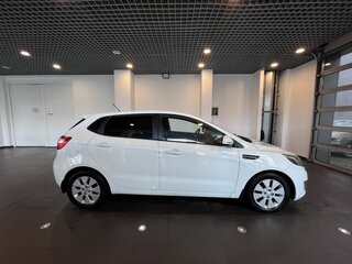 2014 Kia Rio 6-speed III, белый, 900000 рублей, вид 2