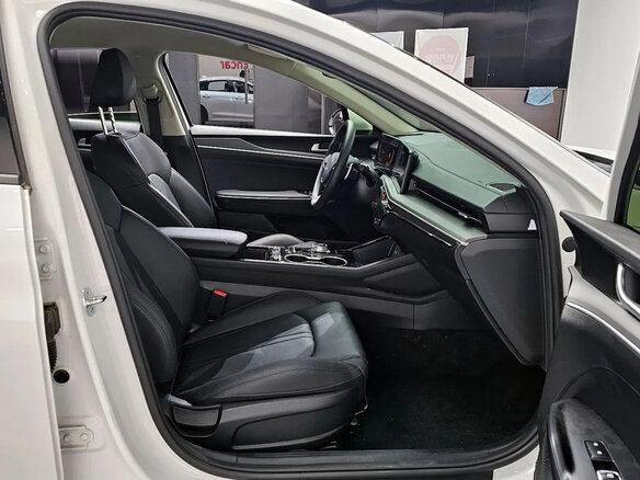 2024 Kia K5 III Рестайлинг, белый, 2582000 рублей - вид 5