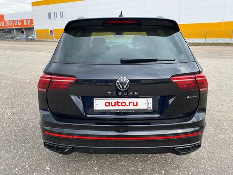 2021 Volkswagen Tiguan II Рестайлинг, чёрный, 3680000 рублей, вид 3