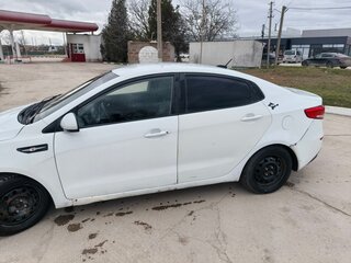 2017 Kia Rio III Рестайлинг, белый, 740000 рублей, вид 4