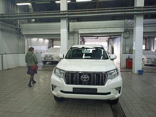 2020 Toyota Land Cruiser Prado 150 Series Рестайлинг 2, белый, 4100000 рублей, вид 4