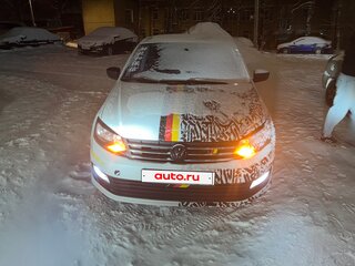 2017 Volkswagen Polo V Рестайлинг, белый, 999999 рублей, вид 1