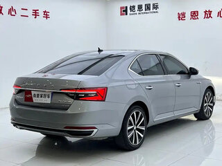 2021 Skoda Superb III Рестайлинг, серый, 1573911 рублей, вид 4