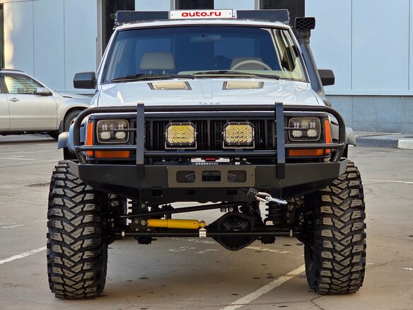 1993 Jeep Cherokee II (XJ), белый, 3000000 рублей