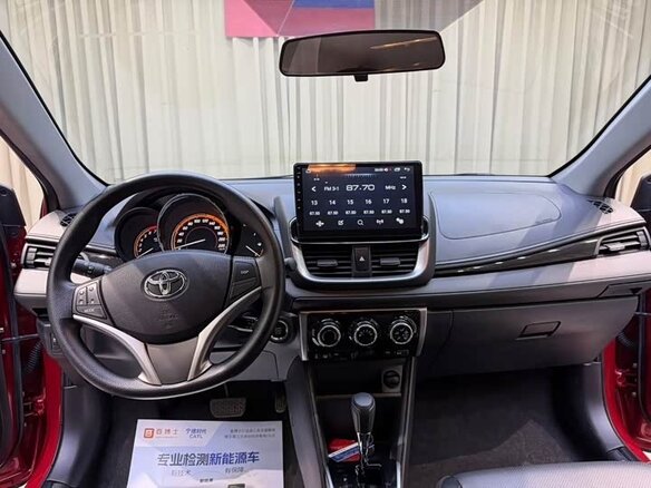 2023 Toyota Yaris L X XP150 Рестайлинг, красный, 1067000 рублей - вид 9