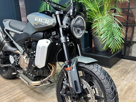 2026 Husqvarna Svartpilen 801, серый, 1250000 рублей, вид 4