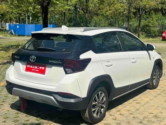 2022 Toyota Yaris IV, белый, 950000 рублей - вид 6