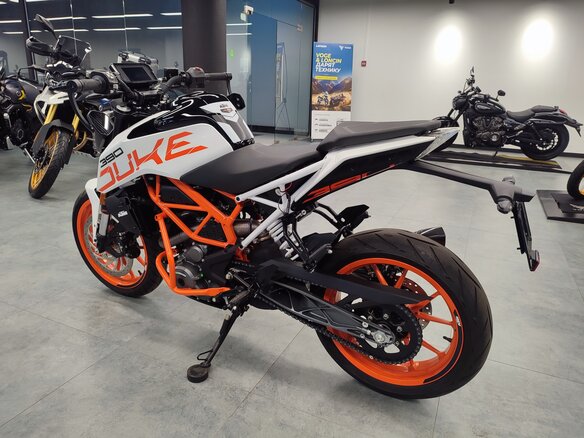 2021 KTM 390 Duke, белый, 517000 рублей - вид 4
