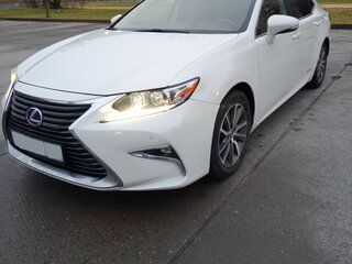 2016 Lexus ES 300h VI Рестайлинг, белый, 2900000 рублей, вид 2