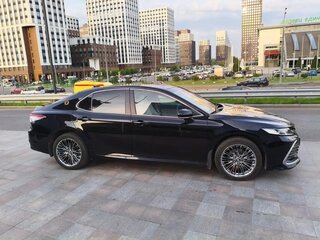 2021 Toyota Camry VIII (XV70) Рестайлинг, чёрный, 3290000 рублей, вид 4