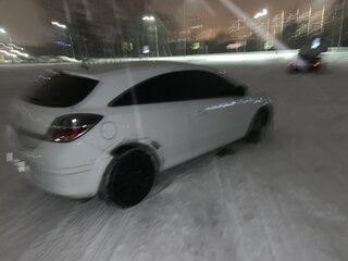 2010 Opel Astra GTC H Рестайлинг, белый, 500000 рублей, вид 4