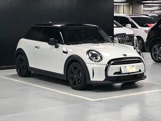 2023 Mini Hatch Cooper III (F55/F56) Рестайлинг 2, белый, 2098000 рублей, вид 3