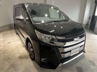 2021 Toyota Noah III (R80) Рестайлинг, чёрный, 1760007 рублей, вид 3