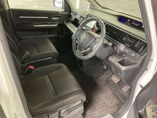 2018 Honda Stepwgn V Рестайлинг, белый, 1670000 рублей, вид 4