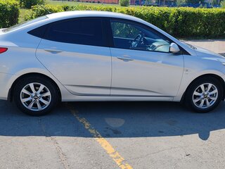 2014 Hyundai Solaris I Рестайлинг, серебристый, 1150000 рублей, вид 3