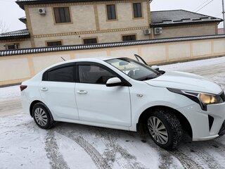 2020 Kia Rio IV Рестайлинг, белый, 1300000 рублей, вид 2