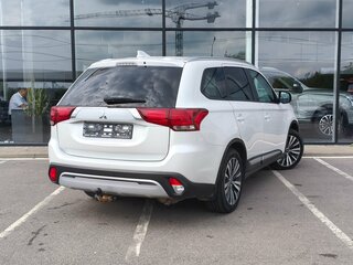 2020 Mitsubishi Outlander III Рестайлинг 3, белый, 1959000 рублей, вид 2