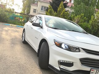 2017 Chevrolet Malibu IX, белый, 1000000 рублей, вид 2