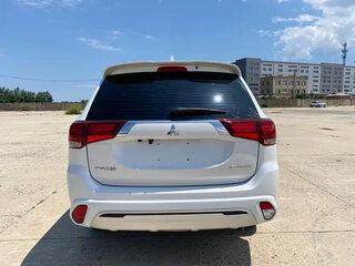 2022 Mitsubishi Outlander III Рестайлинг 3, белый, 1990000 рублей, вид 5