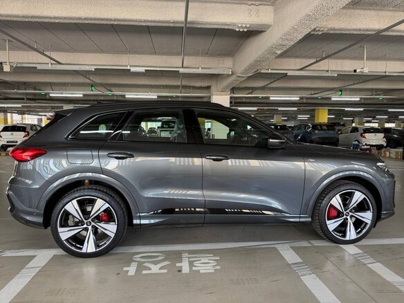 2025 Audi Q5 40 TDI III (GU), серый, 9200000 рублей - вид 2