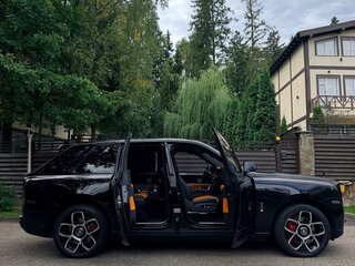 2021 Rolls-Royce Cullinan Black Badge I (Series I), чёрный, 37500000 рублей, вид 4