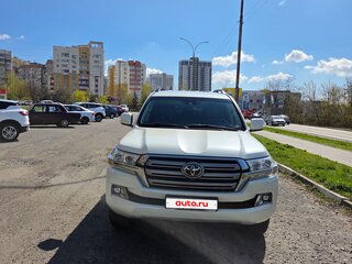 2019 Toyota Land Cruiser 200 Series Рестайлинг 2, белый, 10500000 рублей, вид 2