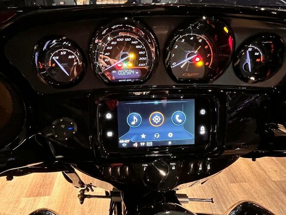 2021 Harley-Davidson CVO Tri Glide, фиолетовый, 7990000 рублей - вид 5