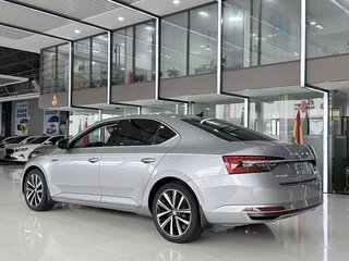 2022 Skoda Superb III Рестайлинг, серый, 1990000 рублей, вид 4