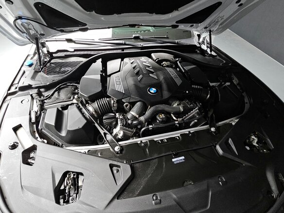 2025 BMW 8 серии M850i xDrive II (G14/G15/G16) Рестайлинг, белый - вид 4
