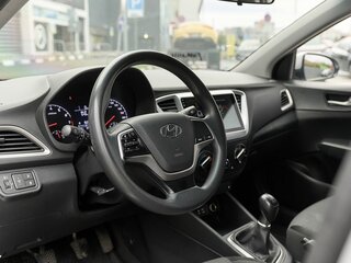 2017 Hyundai Solaris II, серебристый, 1094000 рублей, вид 5