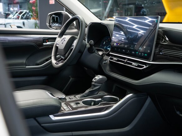 2025 Toyota Highlander IV (XU70), белый - вид 27