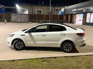 2016 Kia Rio III Рестайлинг, белый, 640000 рублей, вид 5