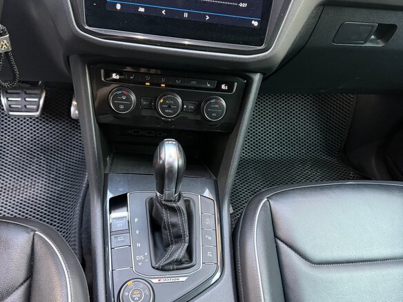 2019 Volkswagen Tiguan Allspace II, серый, 3400000 рублей - вид 9